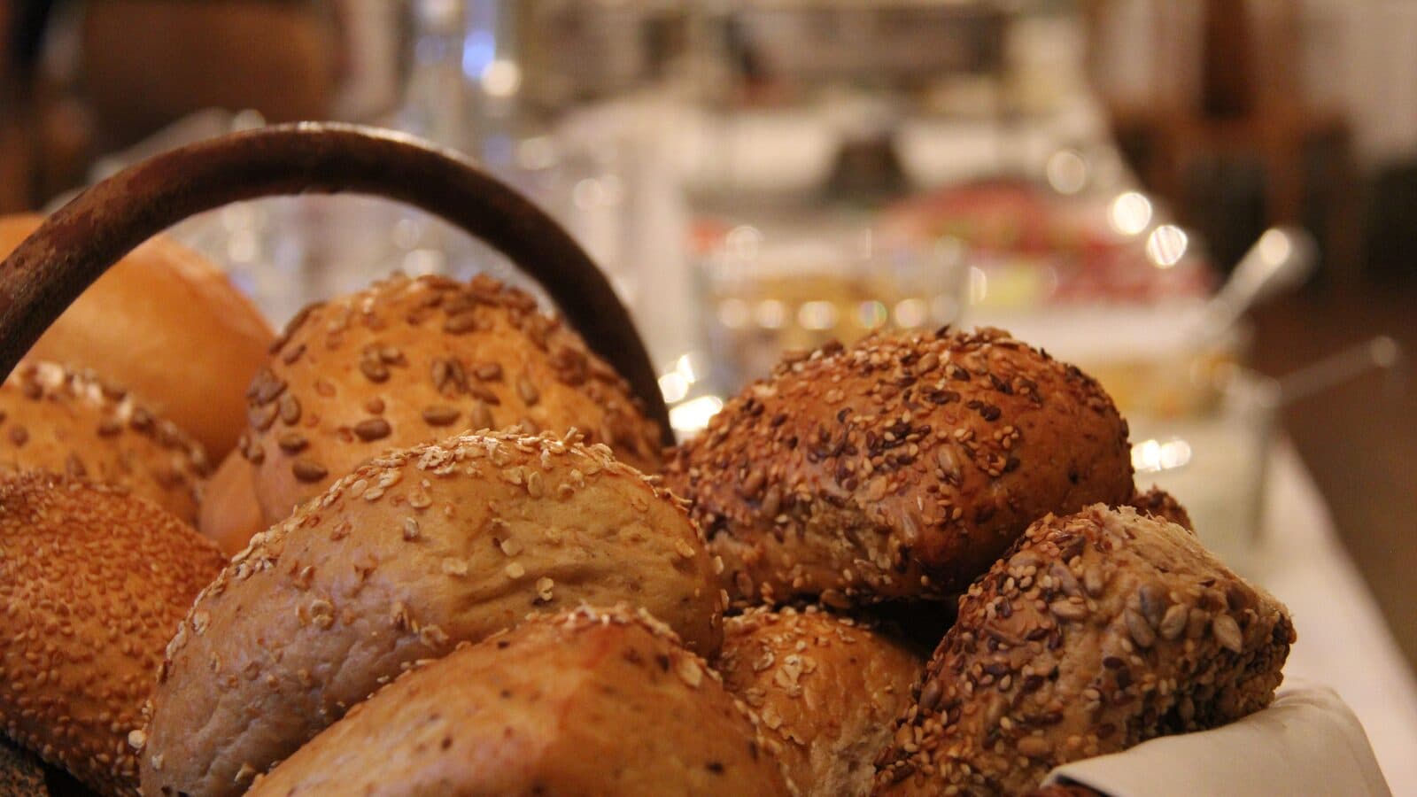 Korb mit Körner- und Sesambrötchen am Frühstücksbuffet im Vitalhotel Schulenberg