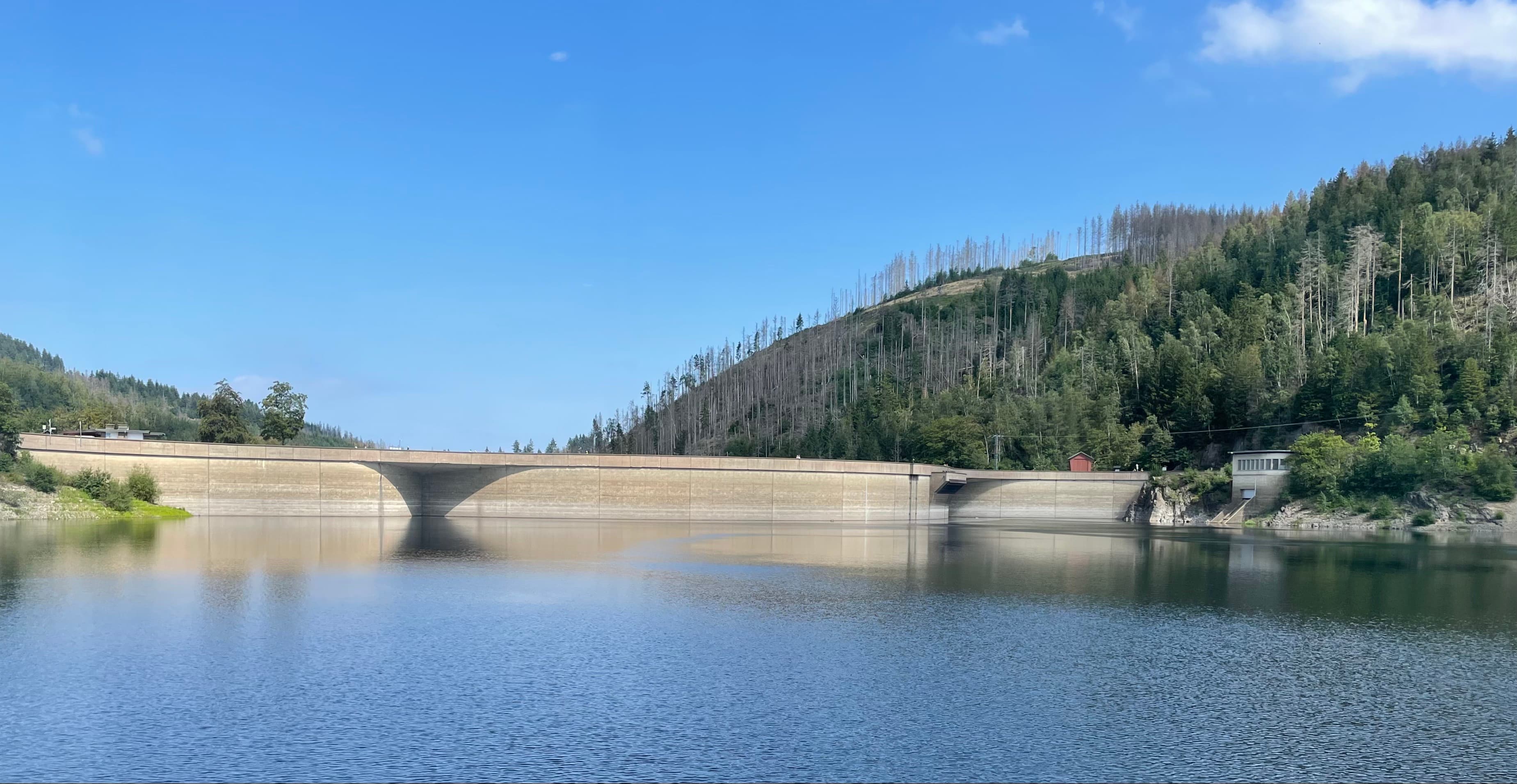 Okertalsperre – Staumauer vom See aus gesehen