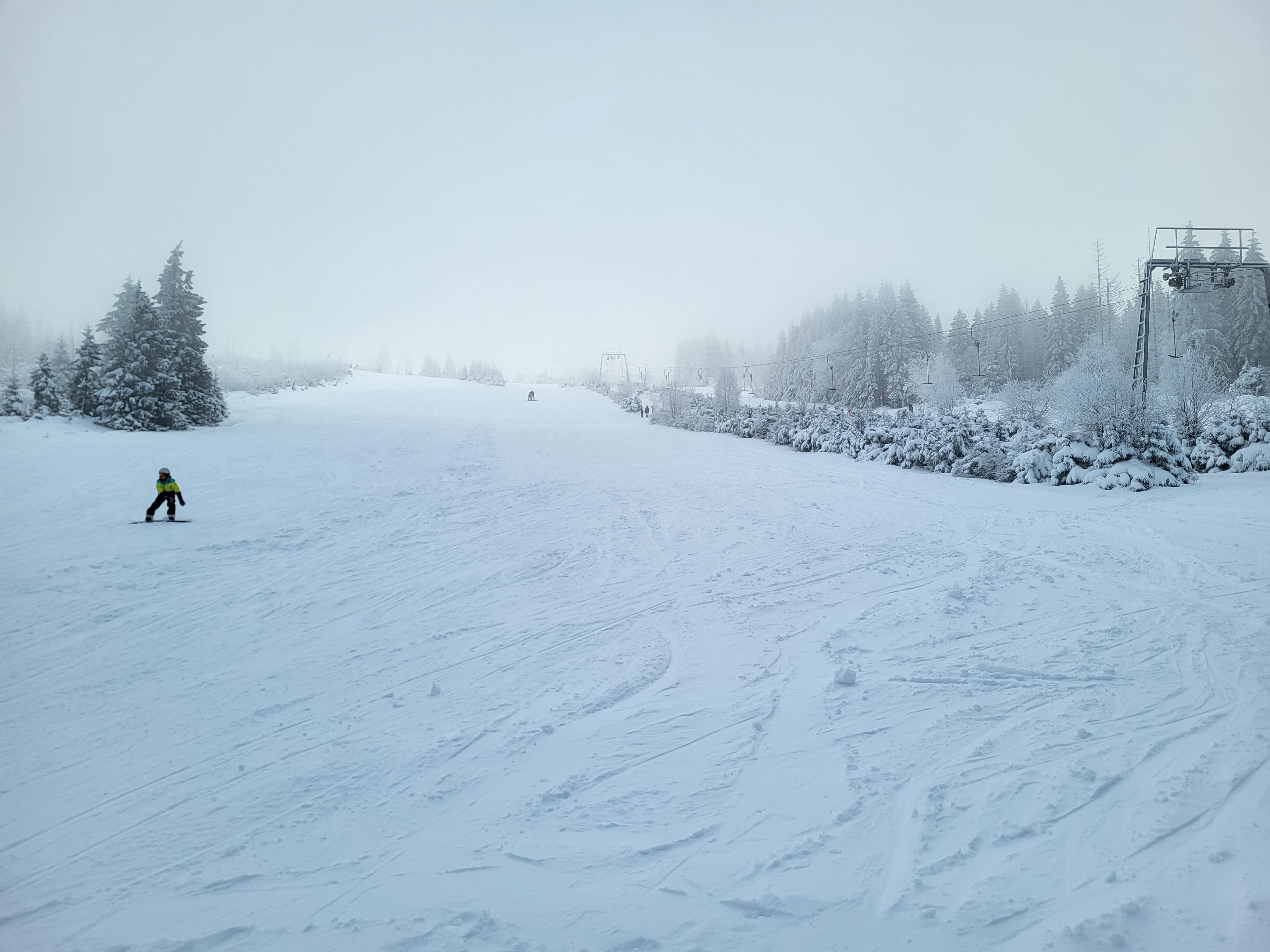Skiabfahrt und Skilift im Harz im Winter