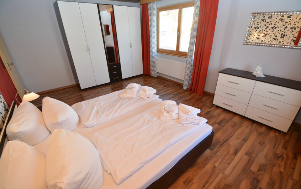 Die Schlafzimmer der Ferienwohnung 29 des Vitalhotels Schulenberg bieten ausreichend Platz.