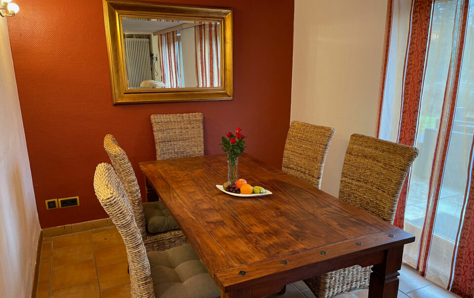 Der gemütliche Essbereich der Ferienwohnung 31 lädt ein, gemeinsam die Abenteuer des Tages Revue passieren zu lassen.