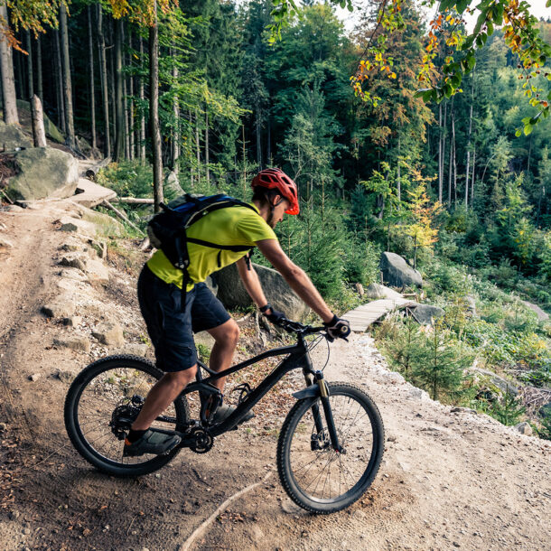 Mountainbiker fährt steilen Berg hinunter