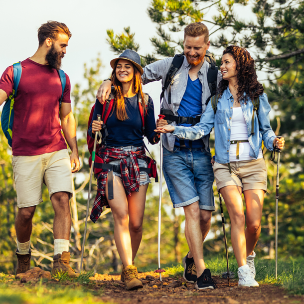 Freunde genießen eine entspannte Wanderung in der Natur